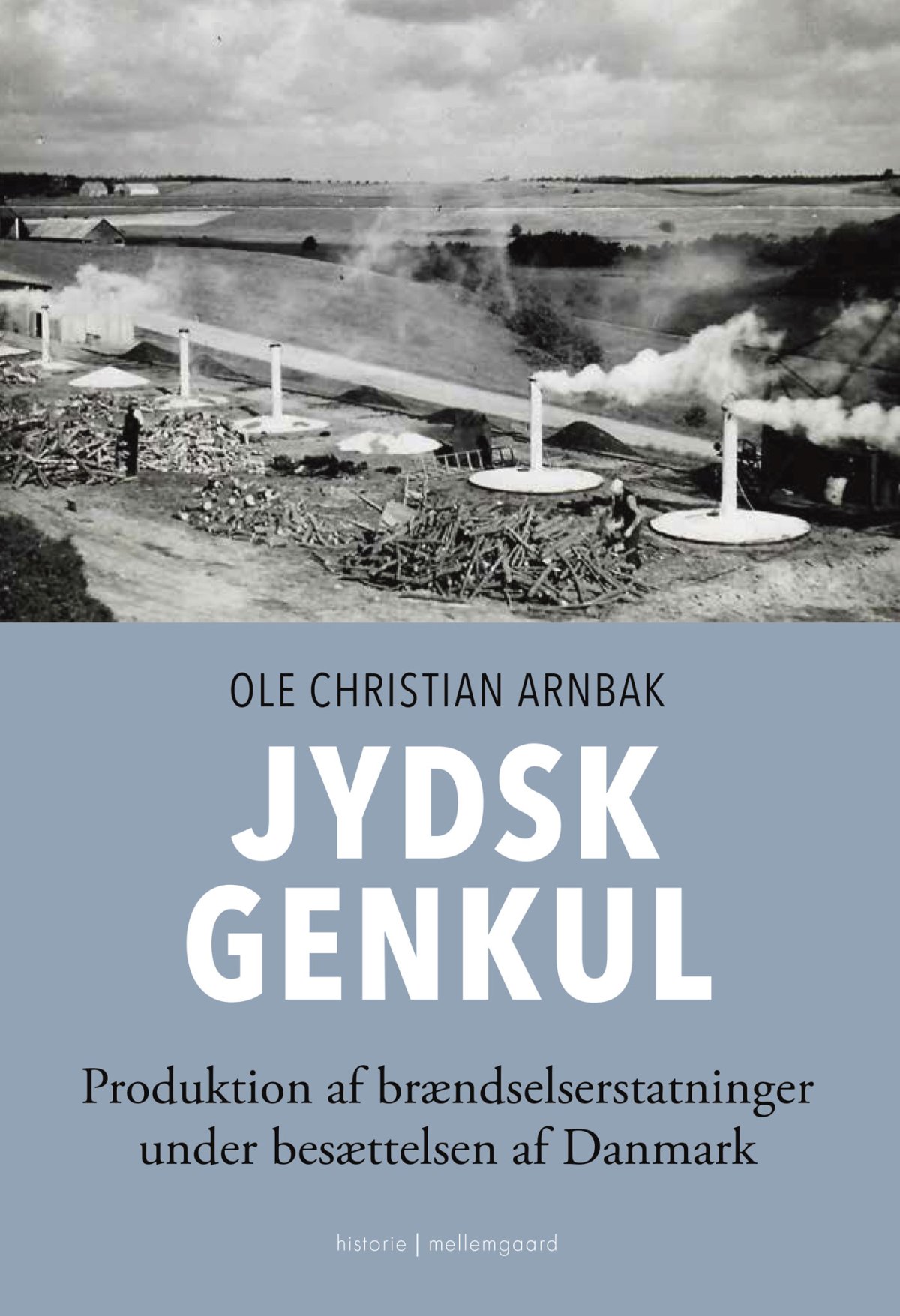 Bogomslaget med et historisk fotografi af Jydsk Genkuls kulmiler